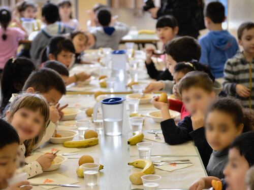 Litigano per la pizza, bambino minaccia compagna di scuola con un coltello in mensa