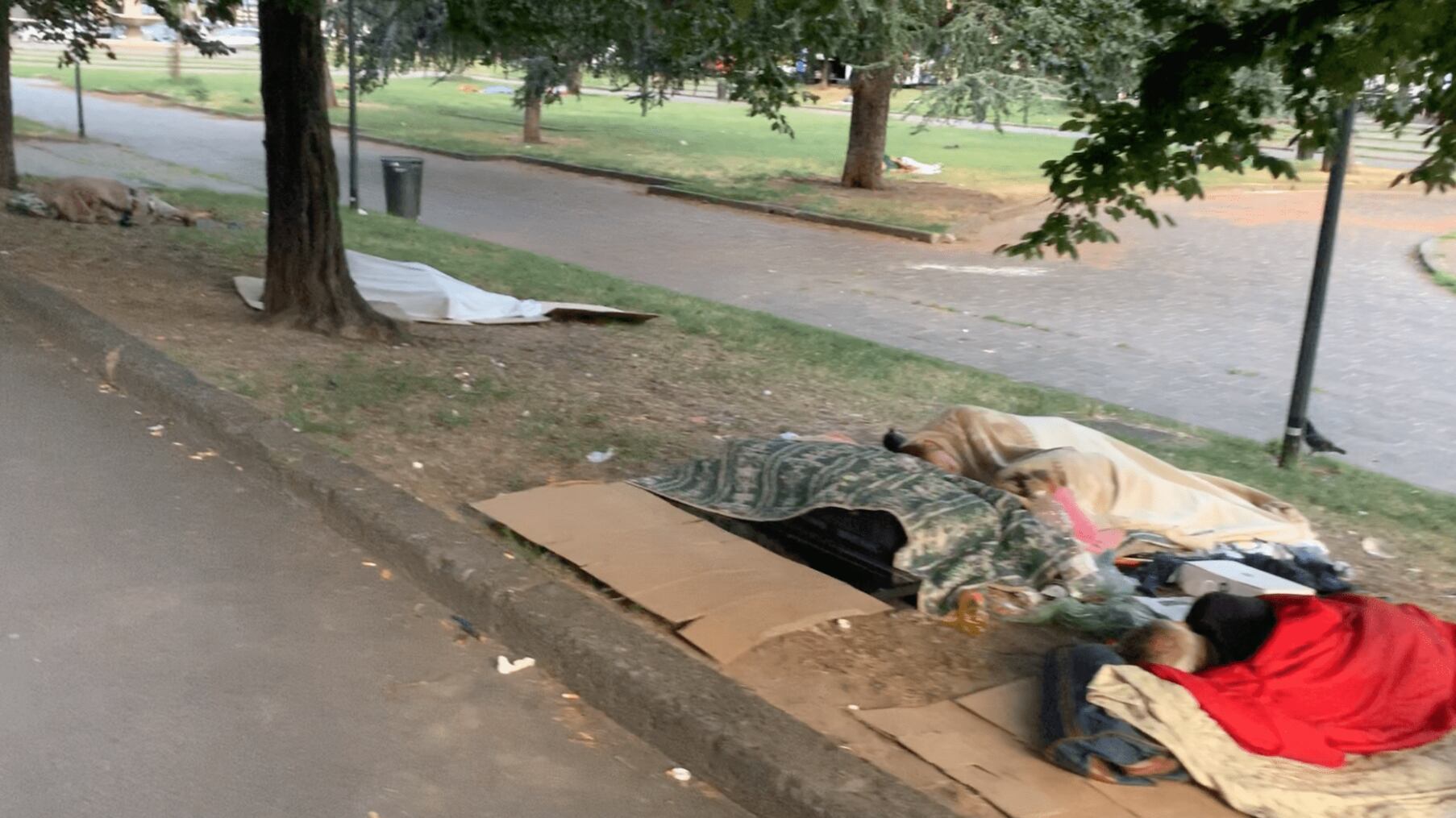 Milano, la Stazione Centrale come il "terzo mondo" tra bivacchi, degrado e spaccio