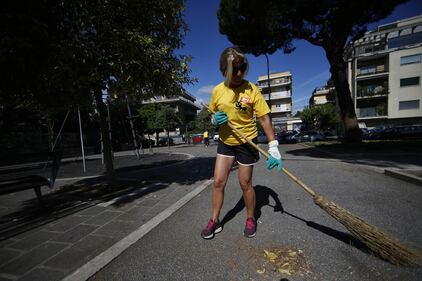 Rifiuti, i militanti dem puliscono le strade di Roma 4