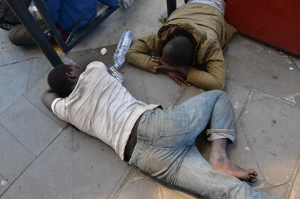 Immigrati scaricati per terra alla stazione di Rogoredo 6