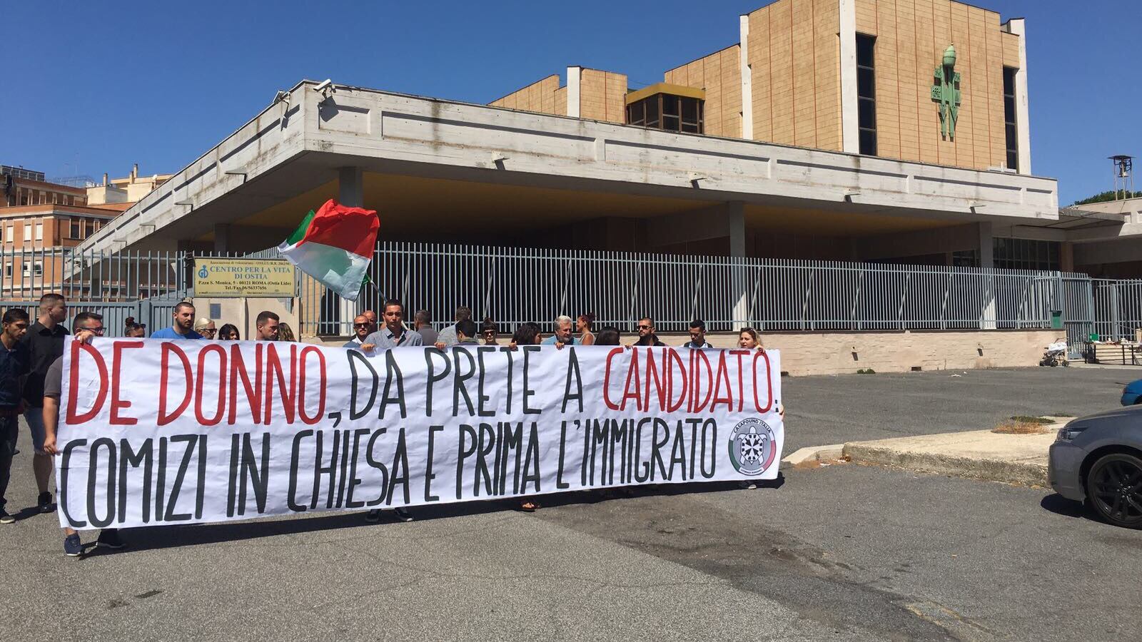 Ostia, blitz di Casa Pound contro il prete dei migranti