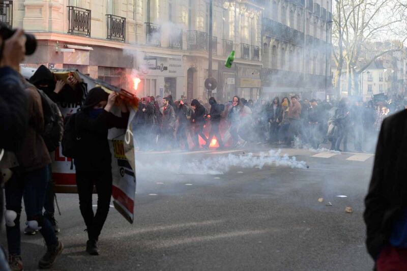 Scontri tra polizia e manifestanti anti Le Pen: numerosi feriti 17