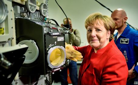 La Merkel con gli astronauti dell'Esa 13