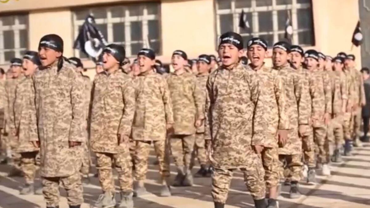 Isis rapisce 500 bimbi: vuole farli esplodere come bombe umane