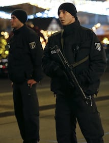 Attentato a Berlino, le immagini dei soccorsi 16