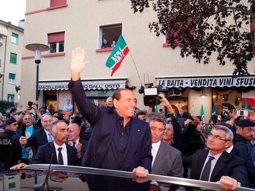 Berlusconi ai giovani azzurri: "Avete il futuro nella mani". E sul governo: "A trazione grillina, deve cadere"