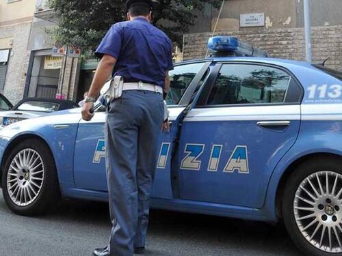 Napoli, aggredisce passanti e assalta i poliziotti nei pressi della stazione centrale: arrestato nigeriano