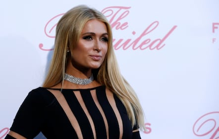 Paris Hilton hot, topless per il Selfie Day 1