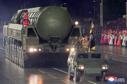 Missli e nuove armi: le foto della super parata militare nordcoreana 4