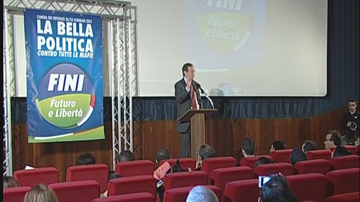 Fini è già nel dimenticatoio Ora parla alle sedie vuote