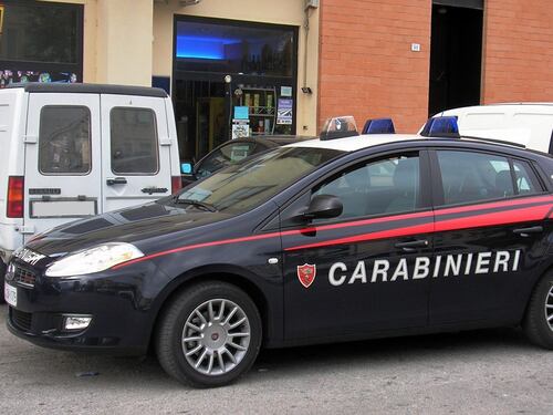 Rapinato e accoltellato dai rom: grave un 21enne a Roma
