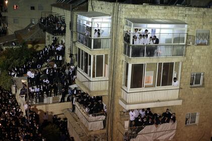 Israele, 800mila al funerale del rabbino ultra-ortodosso 1
