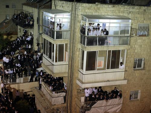 Israele, 800mila al funerale del rabbino ultra-ortodosso
