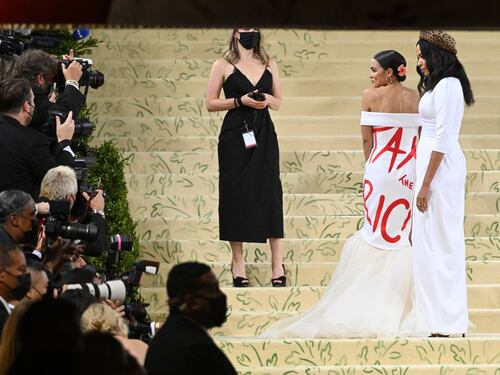 "Tax the Rich" al Met Gala. Il Congresso richiama Alexandria Ocasio-Cortez: "Regali non consentiti"