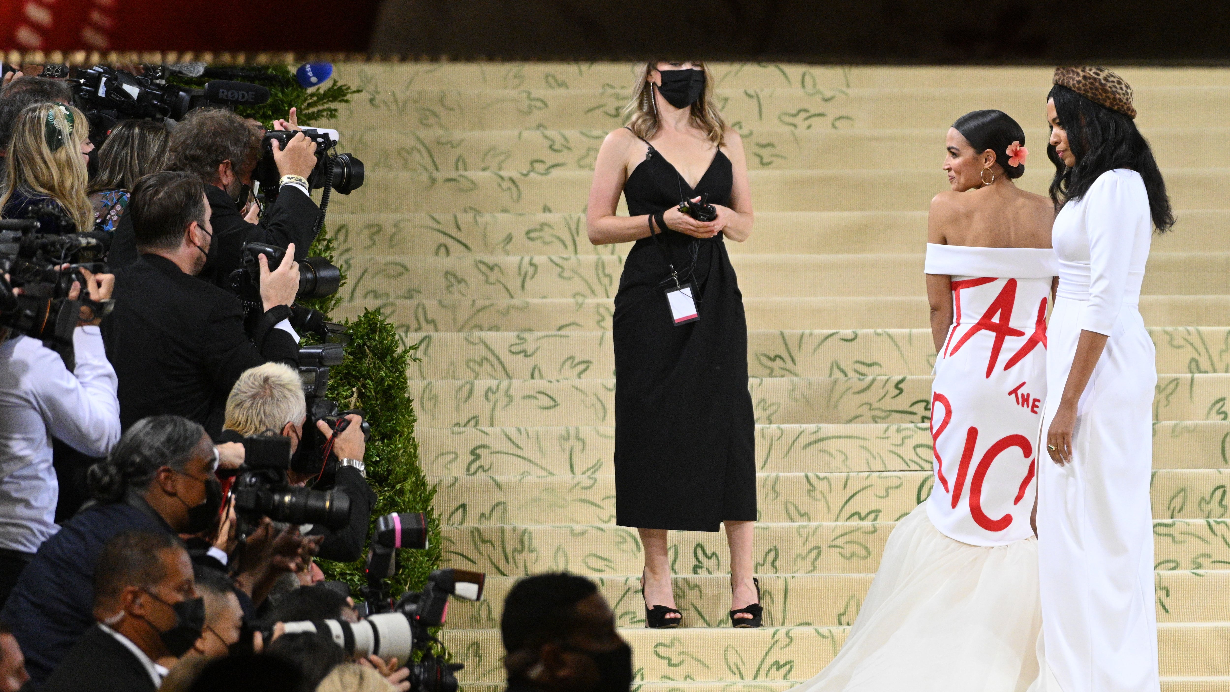 "Tax the Rich" al Met Gala. Il Congresso richiama Alexandria Ocasio-Cortez: "Regali non consentiti"