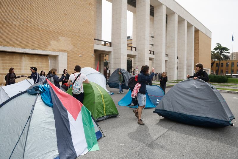 Tende anti-Israele alla Sapienza: il campeggio dei collettivi rossi 14