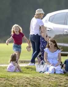 George e Charlotte giocano sull'erba 11