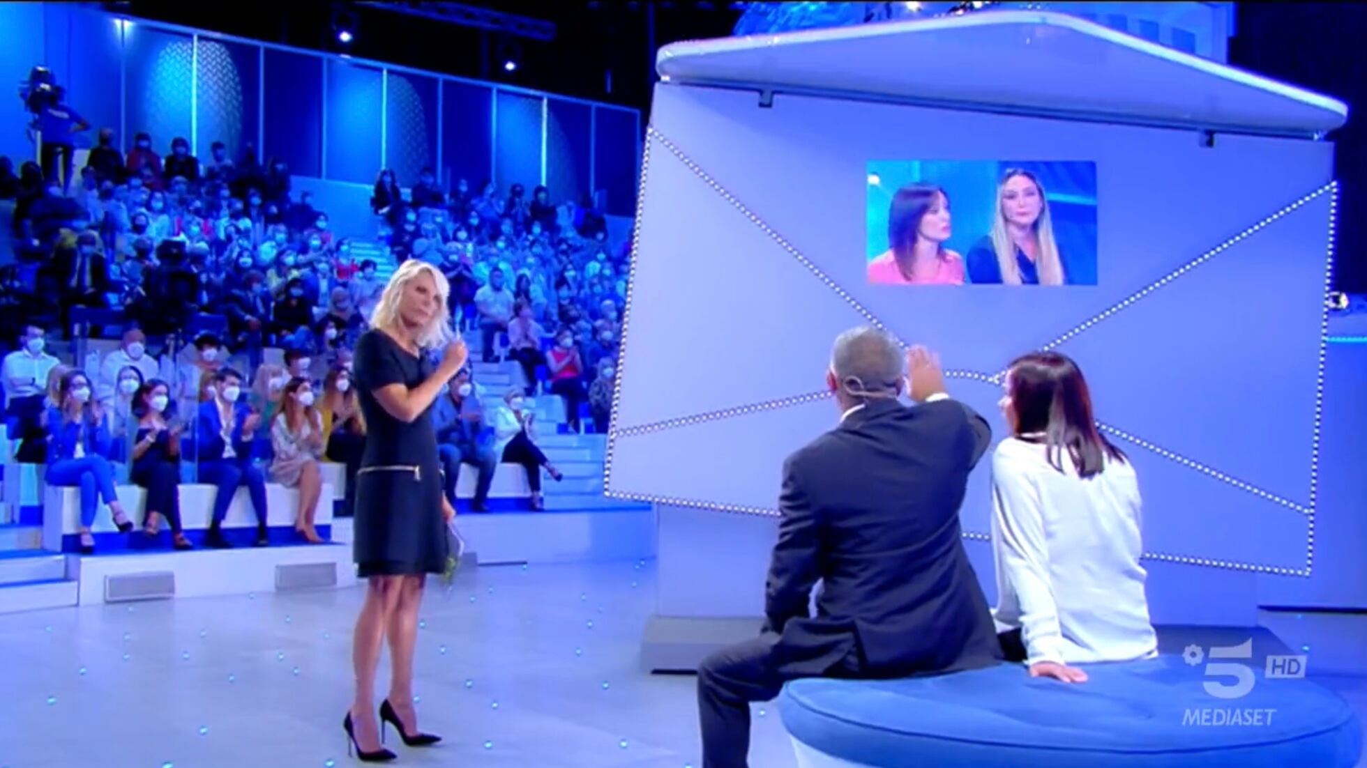 "A chi c... deve chiedere i soldi?". Maria De Filippi si infuria a C'è posta per te