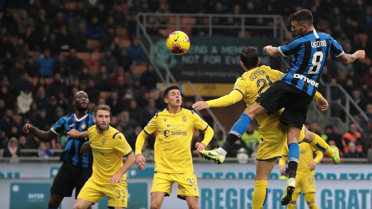 L'Inter vince 2-1 contro il Verona e si prende la vetta della classifica
