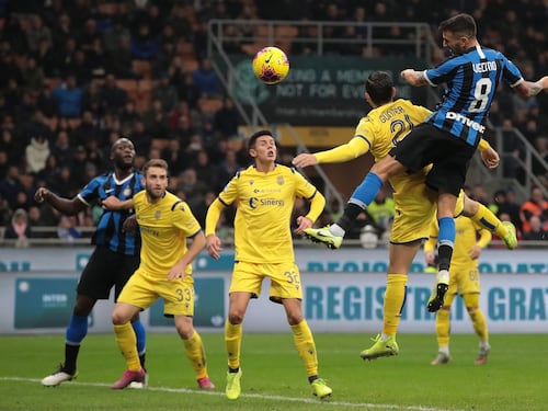 L'Inter vince 2-1 contro il Verona e si prende la vetta della classifica