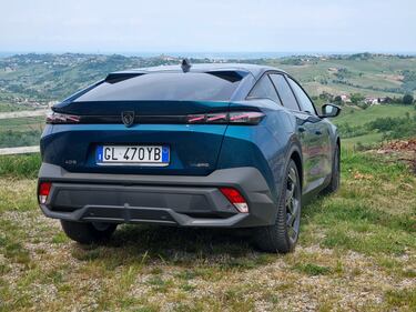 Peugeot 408, le foto del crossover “tuttofare” 14