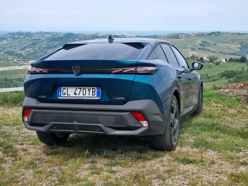 Peugeot 408, le foto del crossover “tuttofare” 14