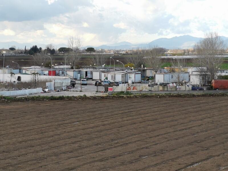 La baraccopoli e i rifiuti vicino al villaggio nomadi autorizzato 1