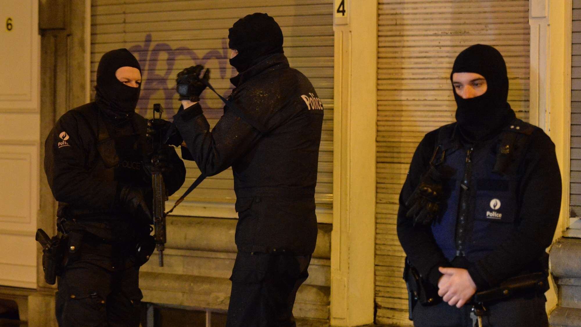 Belgio, la polizia: "Cerchiamo 10 kamikaze"