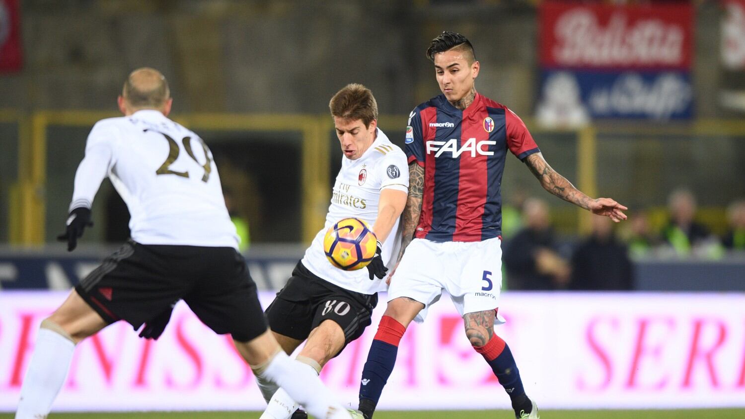 Il Milan risorge a Bologna in 9 contro 11: Pasalic regala la vittoria al 90'
