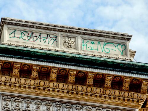 Graffiti in Galleria a Milano, spunta la pista francese per trovare i vandali
