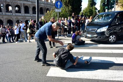 Blitz degli ambientalisti davanti al Colosseo 6