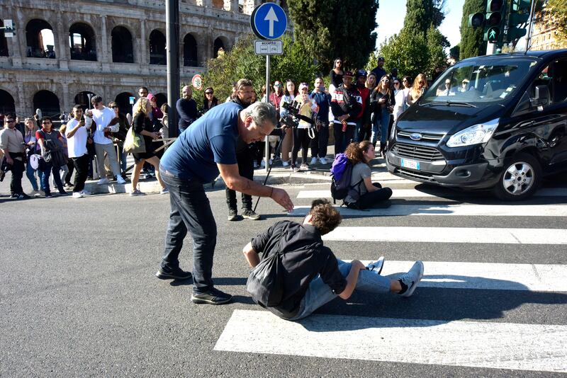 Blitz degli ambientalisti davanti al Colosseo 6