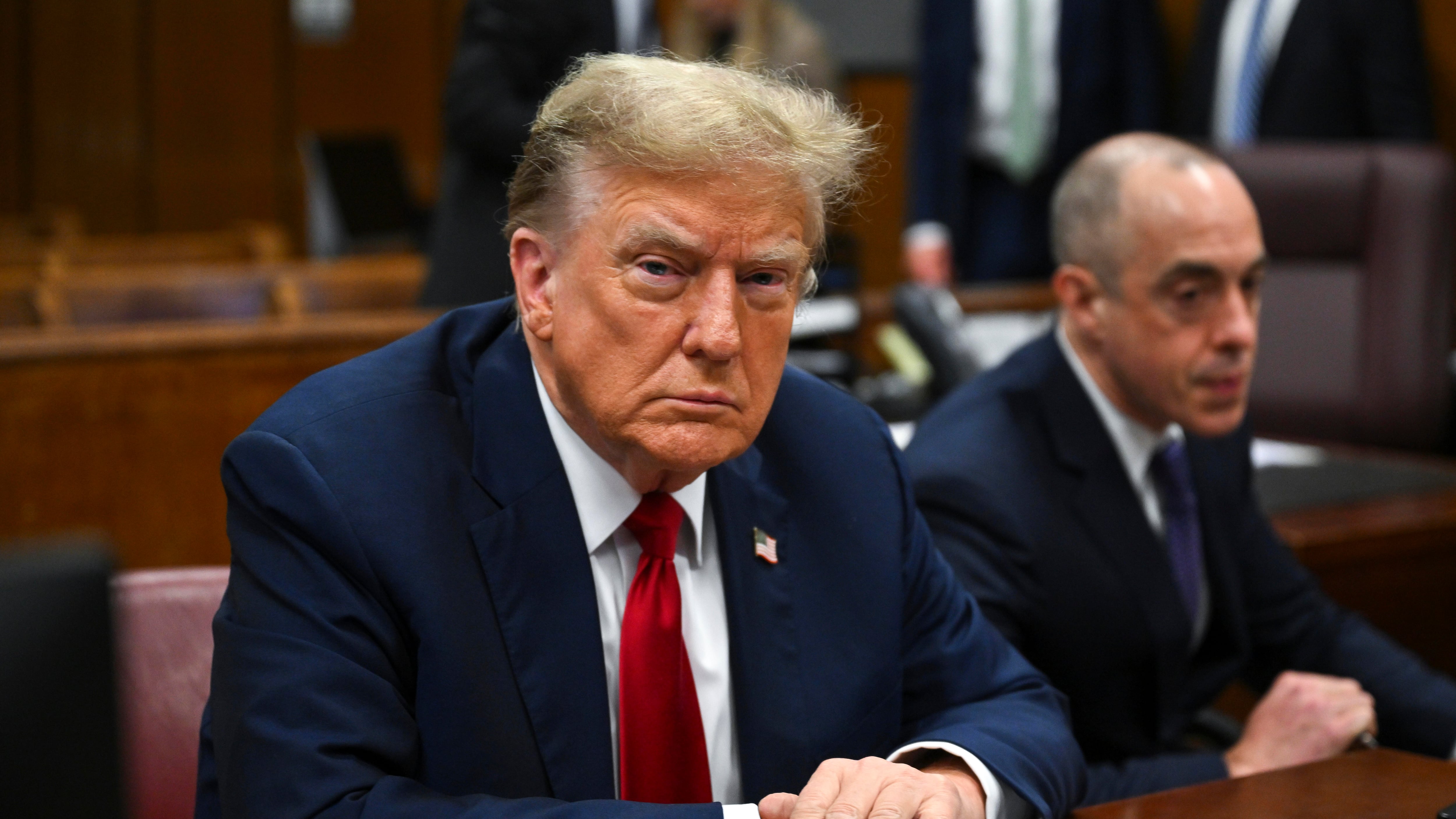 Trump e il giorno del doppio processo. La sua giornata nera tra Stormy e immunità