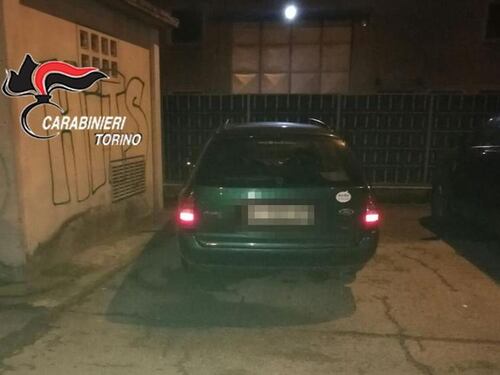 Lascia il figlio da solo in auto e va a ballare in discoteca: arrestato padre 35enne
