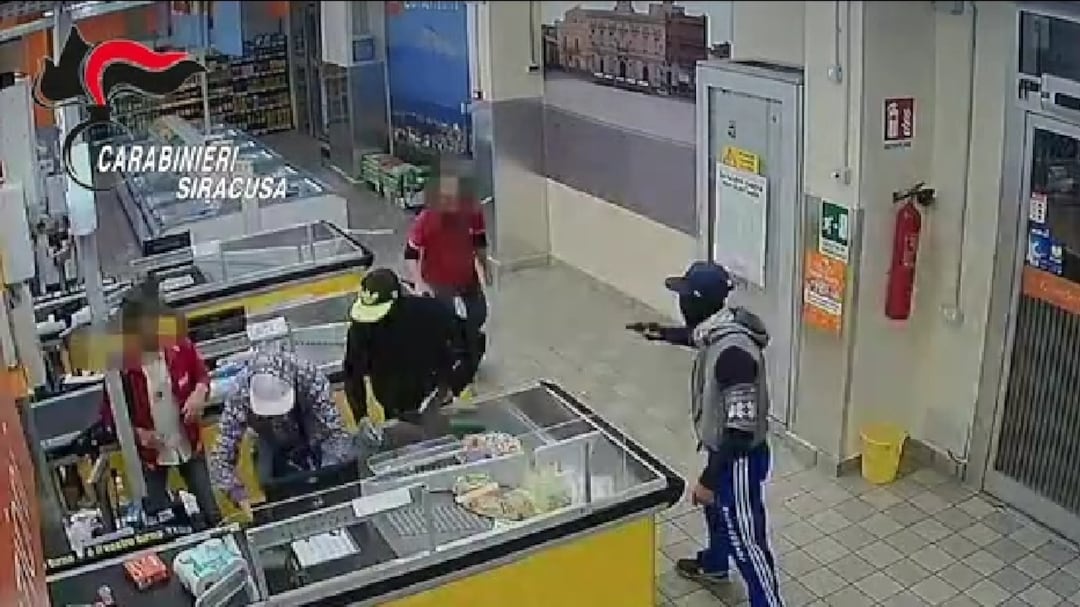 Così i rapinatori seriali sono stati incastrati dalla loro pipì