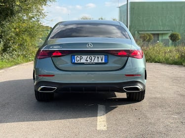 Mercedes Classe E 300e: guarda la gallery della berlina ibrida super lusso 17