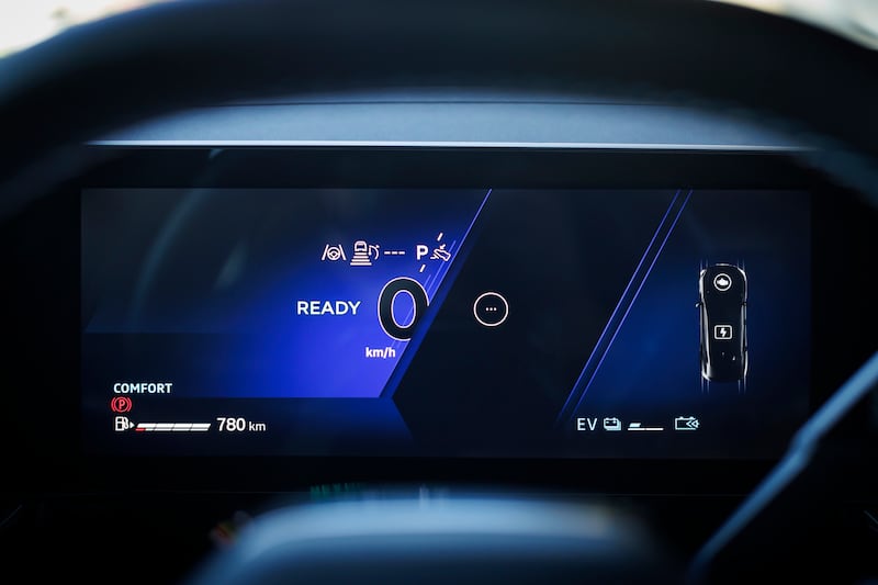 Renault Rafale E-Tech Full-Hybrid: guarda la gallery del SUV coupè ibrido 12