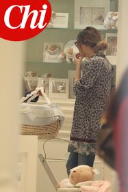 Laura Chiatti, shopping con pancione per il bimbo in arrivo 4