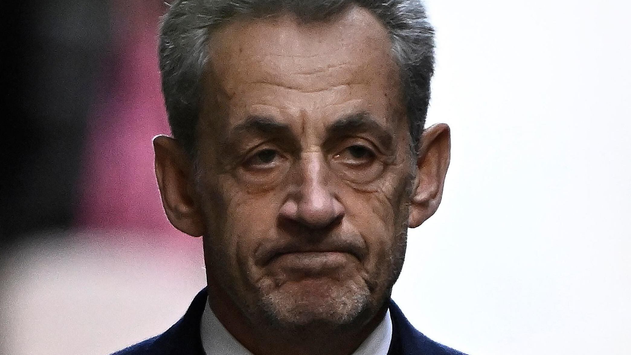 Sarkozy scarcerato dopo 20 giorni: disposta la libertà vigilata per l'ex presidente francese