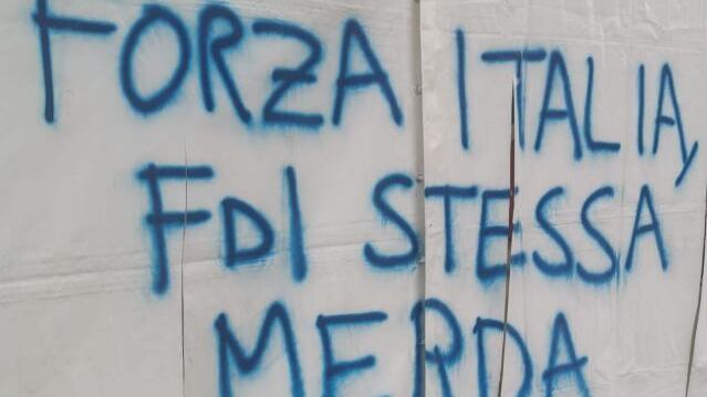 "Merde...". Vandalizzato il gazebo di Forza Italia a Milano