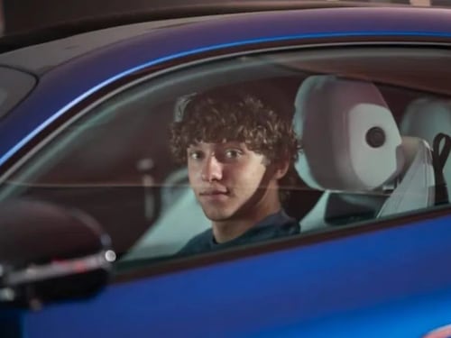 Kimi Antonelli torna a scuola con la sua nuova supercar: ecco la reazione dei compagni