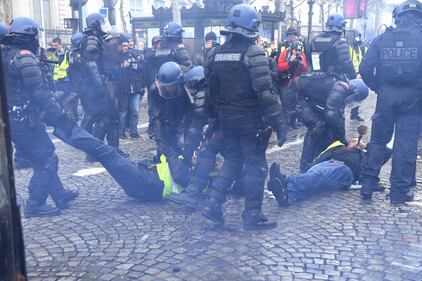 La protesta dei gilet gialli a Parigi: guerriglia sugli Champs-Élysées 3