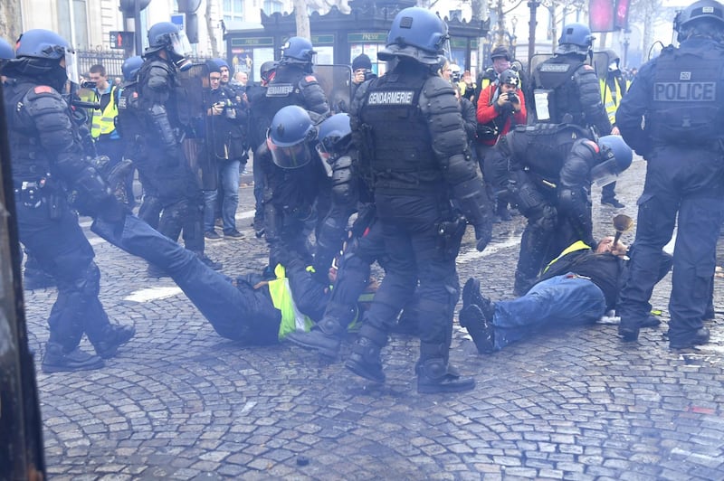 La protesta dei gilet gialli a Parigi: guerriglia sugli Champs-Élysées 3