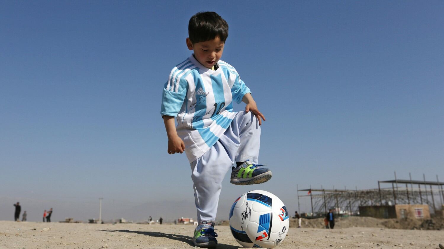 Il bimbo afgano fan di Messi scappa dal Paese: troppe minacce