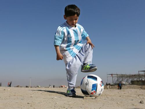 Il bimbo afgano fan di Messi scappa dal Paese: troppe minacce