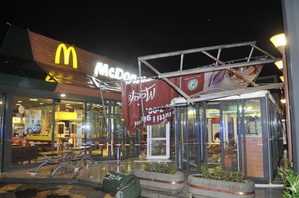 Crolla gazebo di McDonald's: un bimbo ferito 13