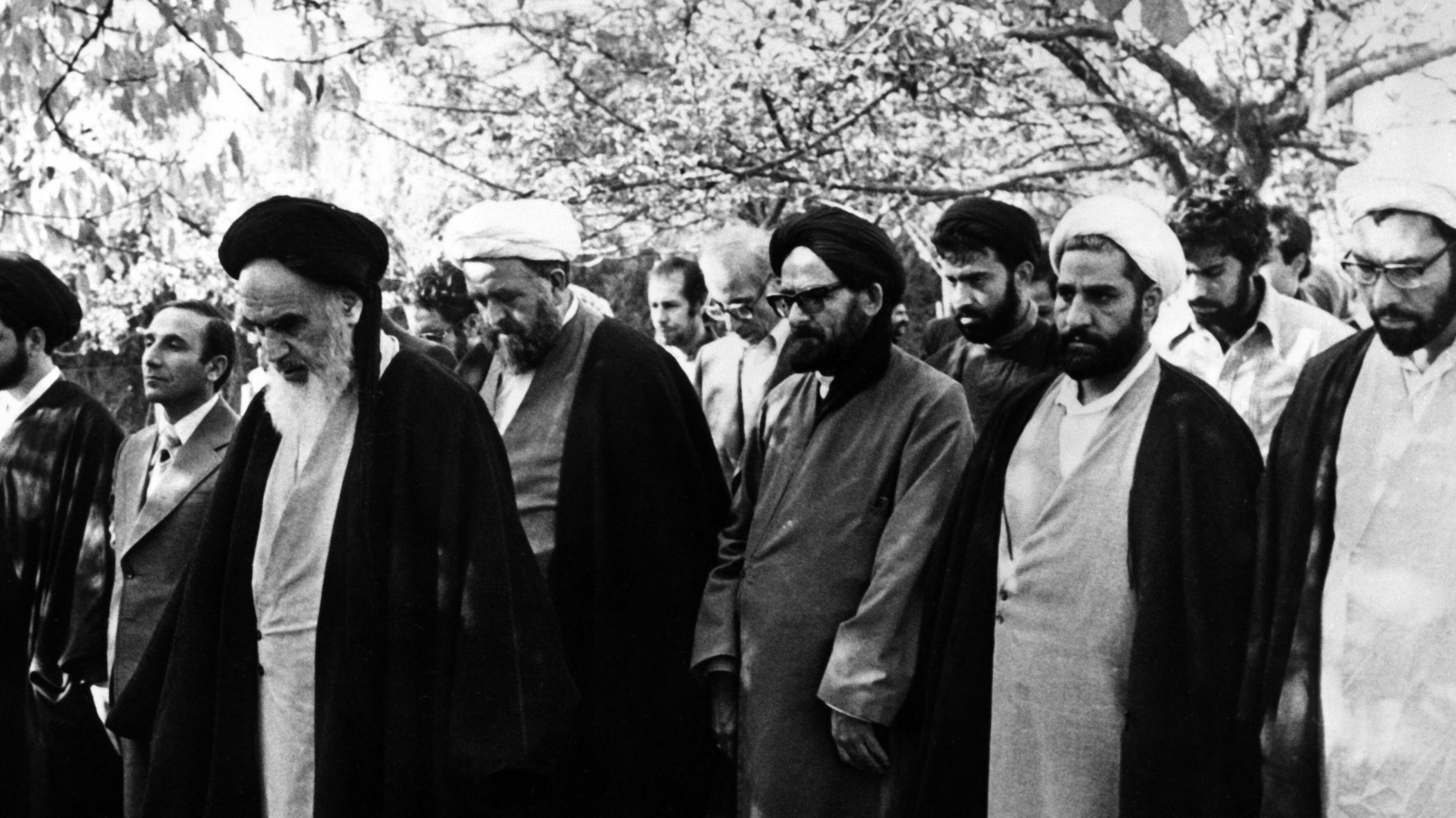 Iran, la sinistra che si indigna per il velo dimentica quanto osannò Khomeini