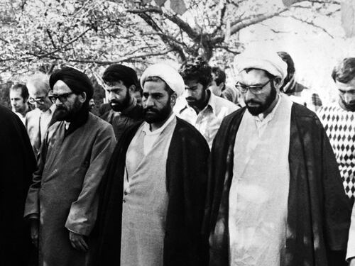 Iran, la sinistra che si indigna per il velo dimentica quanto osannò Khomeini