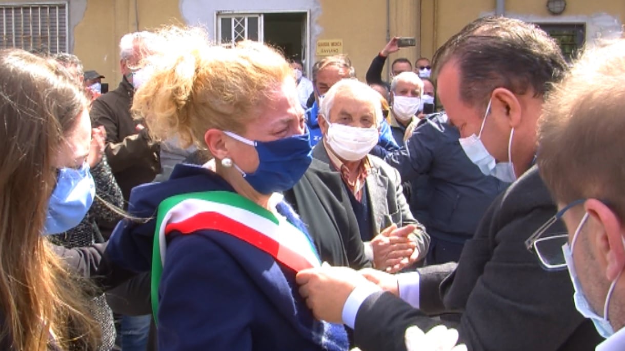 Per il funerale del sindaco non ci sono divieti: almeno 200 in strada