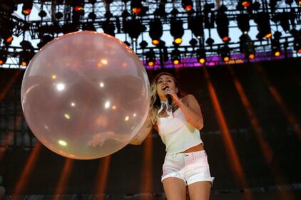 Miley Cyrus e Liam Hemsworth, le foto della coppia  7